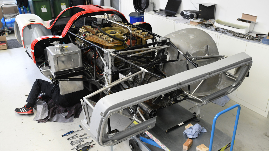 SMALL_high_disassembling_and_restoring_the_917_001_2019_porsche_ag (4)